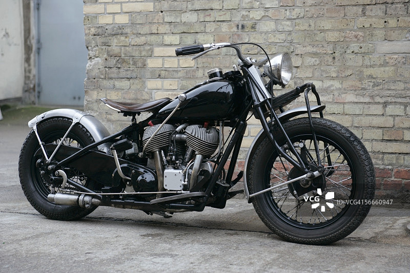 一辆古董摩托车的侧视图图片素材