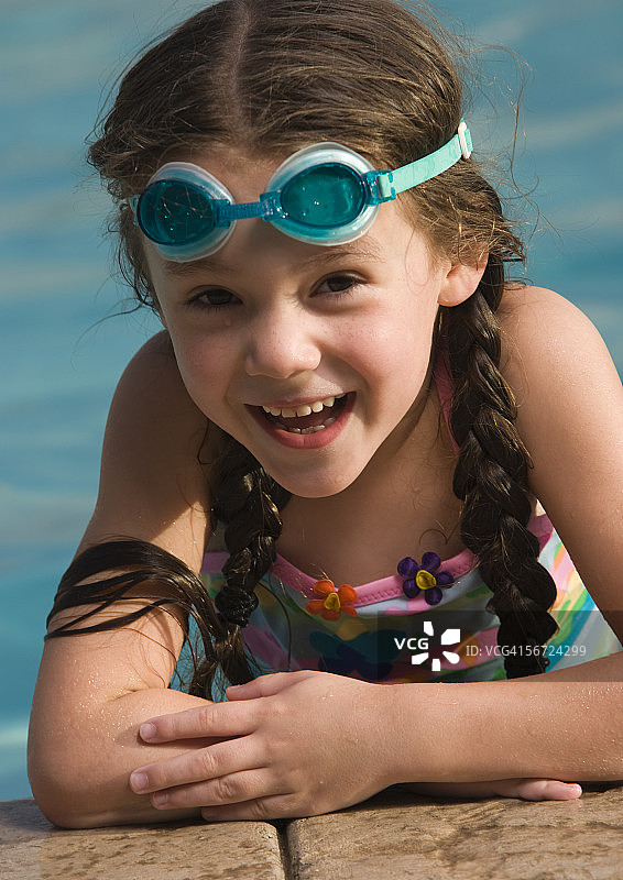 一个女孩在泳池边微笑的肖像图片素材