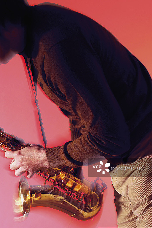 一个音乐家演奏萨克斯管的中间部分视图图片素材