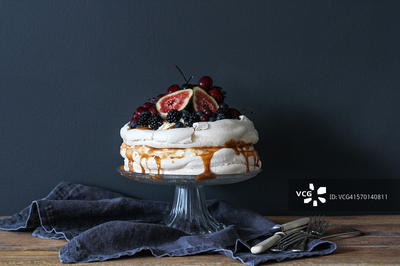 在蛋糕架上用浆果装饰的巴芙洛娃图片素材