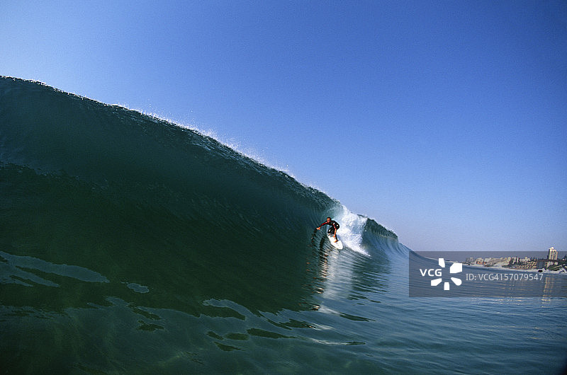 冲浪者驾驭完美的波浪图片素材