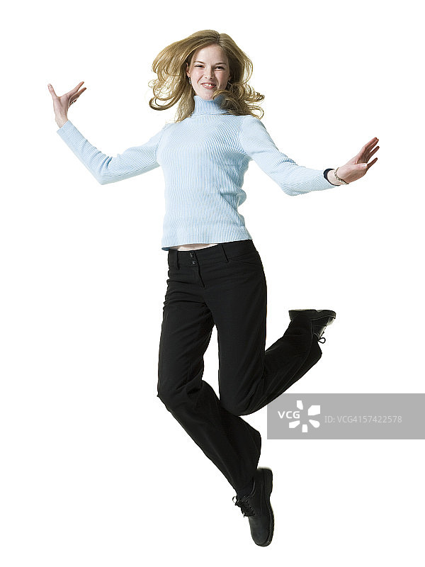 一个正在跳跃的年轻女子的肖像图片素材