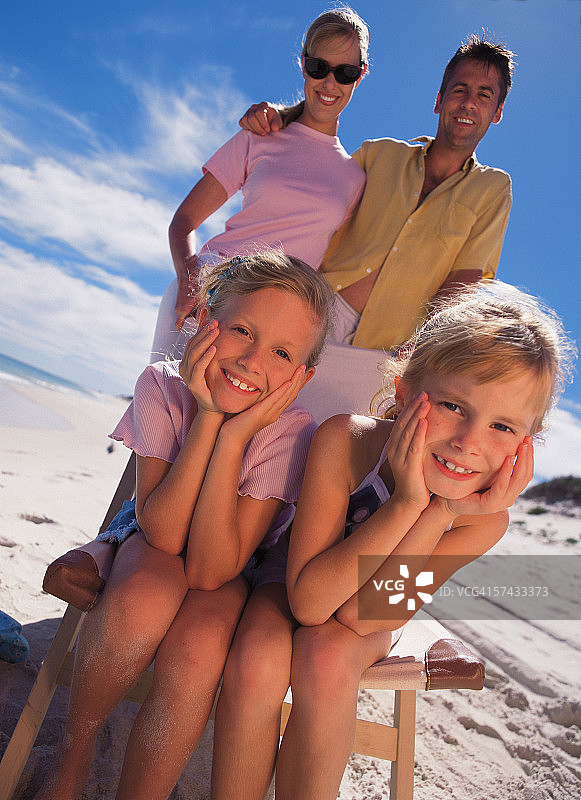 一个幸福的家庭在海滩上的肖像图片素材