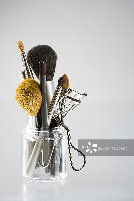 各种化妆刷和化妆品工具。图片素材