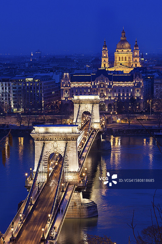 匈牙利，布达佩斯，铁链桥和圣斯蒂芬斯大教堂图片素材