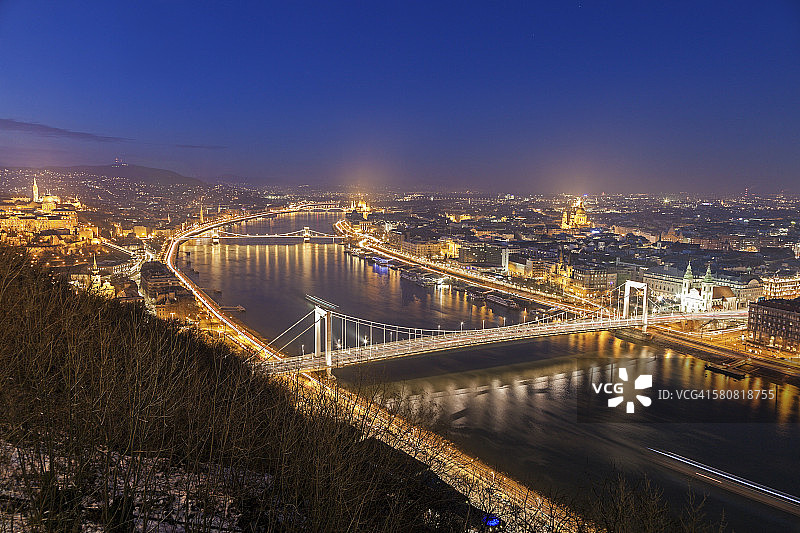 匈牙利，布达佩斯，海滨城市景观与照明伊丽莎白桥图片素材