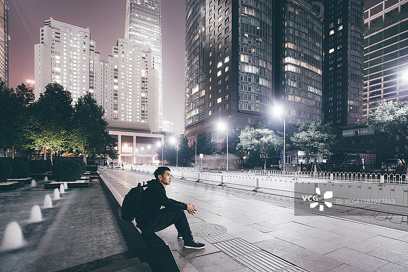 一个男人在城市之夜等待着什么图片素材