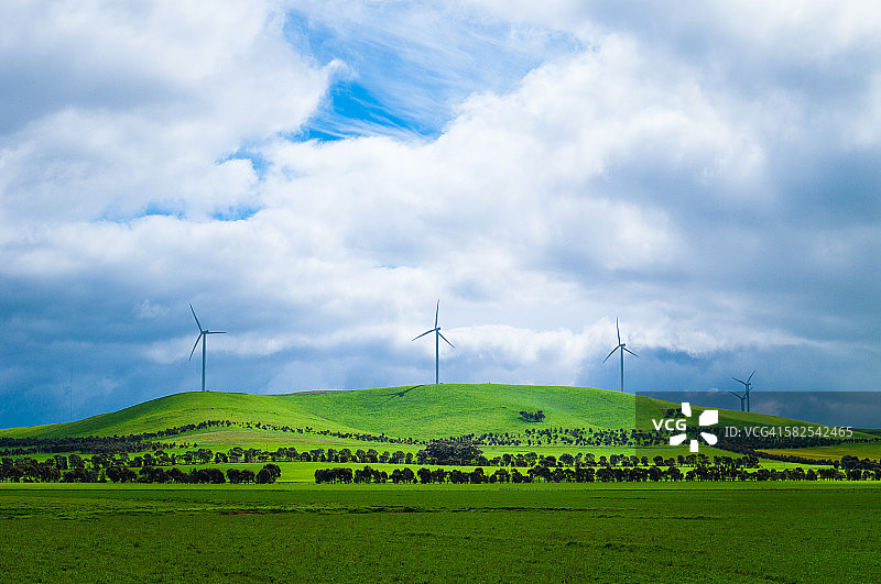 澳大利亚布拉附近山上的风力发电厂图片素材