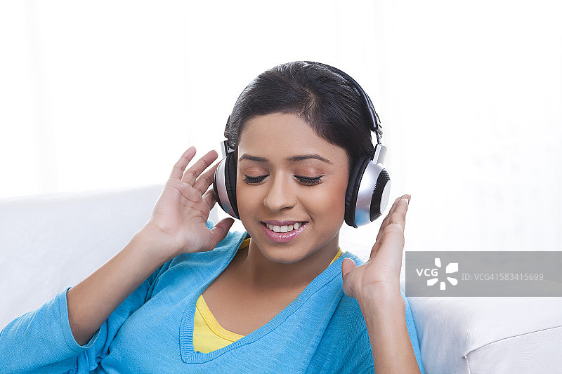 女孩戴着耳机听音乐图片素材