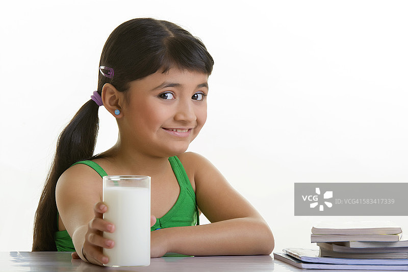 拿着一杯牛奶的女孩图片素材