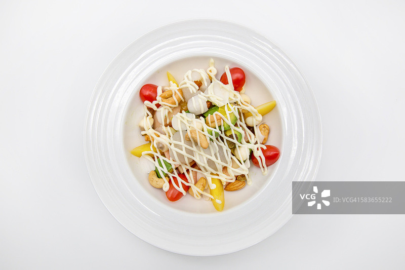 一碗混合的新鲜和干果沙拉图片素材