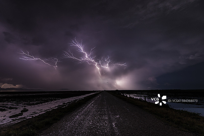 德克萨斯州天空中的闪电爬行物图片素材