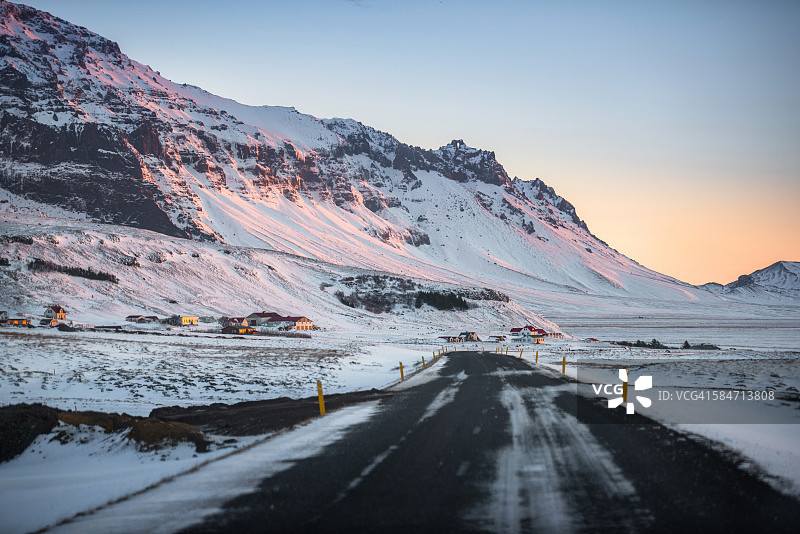 冬季清晨，冰岛南环路上的雪景令人印象深刻。图片素材
