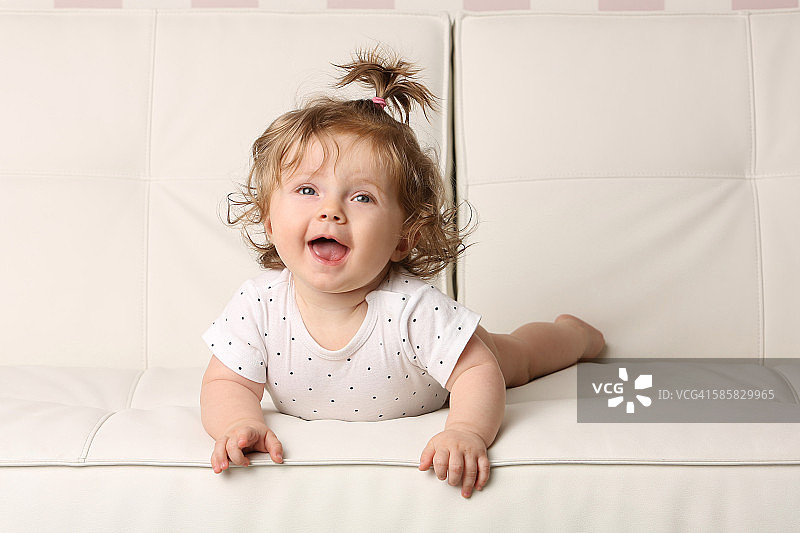 沙发上快乐的小女婴图片素材
