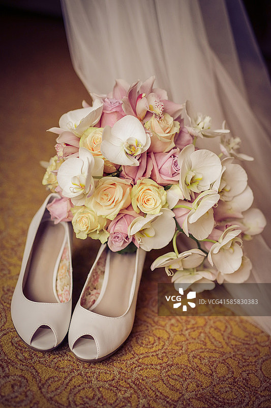新娘花束和优雅的鞋子图片素材