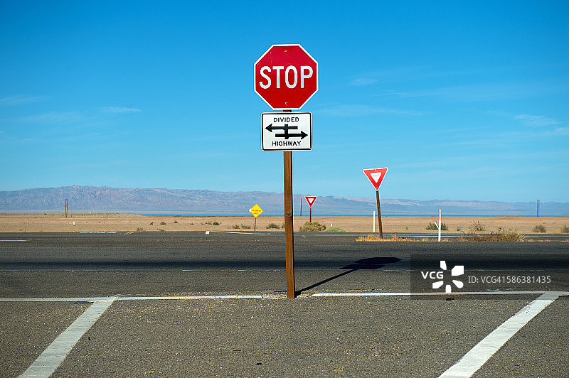 美国加利福尼亚州索尔顿市停车路标图片素材