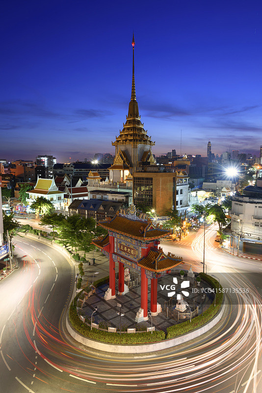 长曝光拍摄的红绿灯在环岛与寺庙，曼谷，泰国图片素材