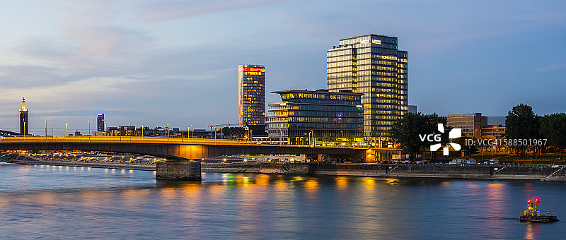 德国，科隆，道依茨吊桥，科隆三角和朗盛塔，蓝色小时图片素材