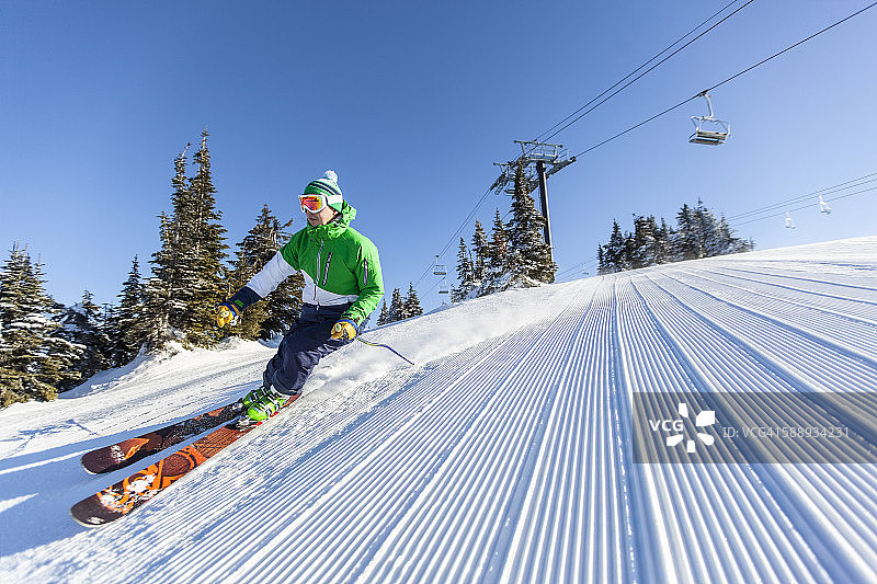 蓝天下滑雪场上的成熟男子图片素材