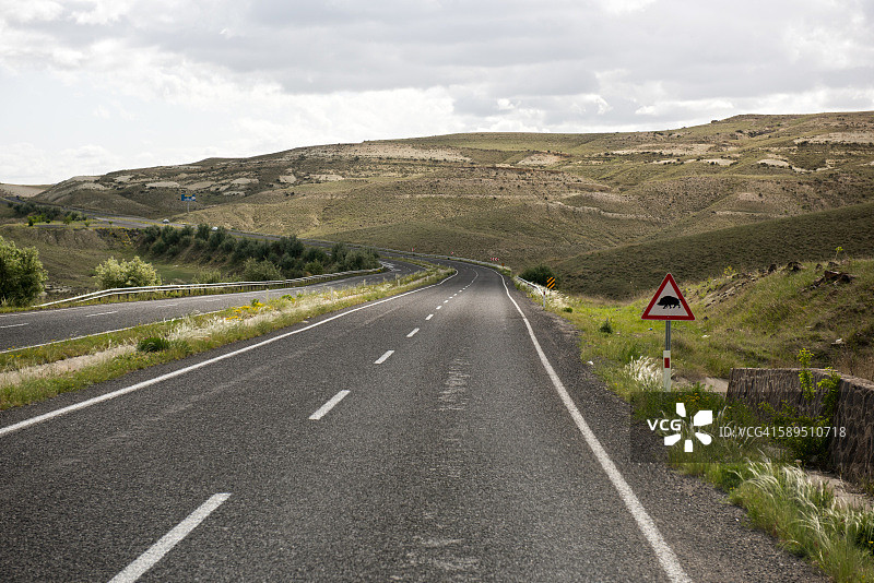 土耳其内夫塞希尔省阿瓦诺斯附近蜿蜒的道路和温暖的野猪迹象图片素材