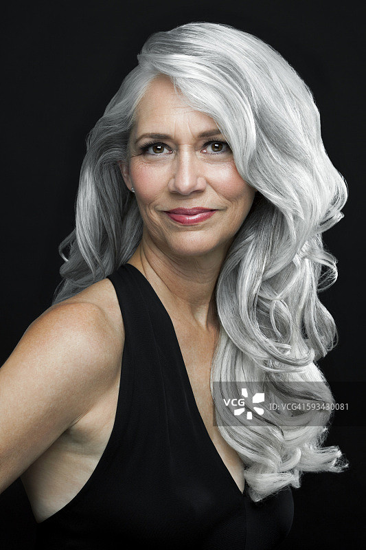长着波浪状灰色头发的女人，肖像。图片素材