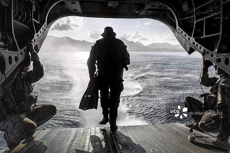 一名士兵在CH-47支奴干后面执行战斗潜水任务。图片素材
