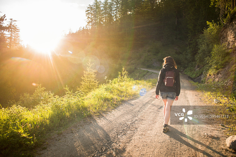 年轻的成年女子徒步登山在日出，山坳的森尼斯，Val Cenis Vanoise，法国图片素材