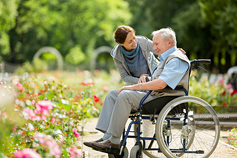 护工和轮椅上的老人，在公园散步图片素材