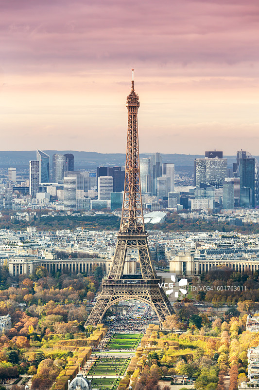 法国巴黎，埃菲尔铁塔和国防上的日落图片素材