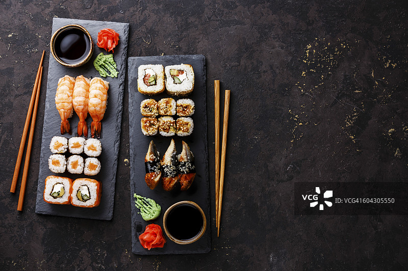 寿司卷、寿司卷、手握寿司，在黑色背景的黑色石板上，供两人享用图片素材