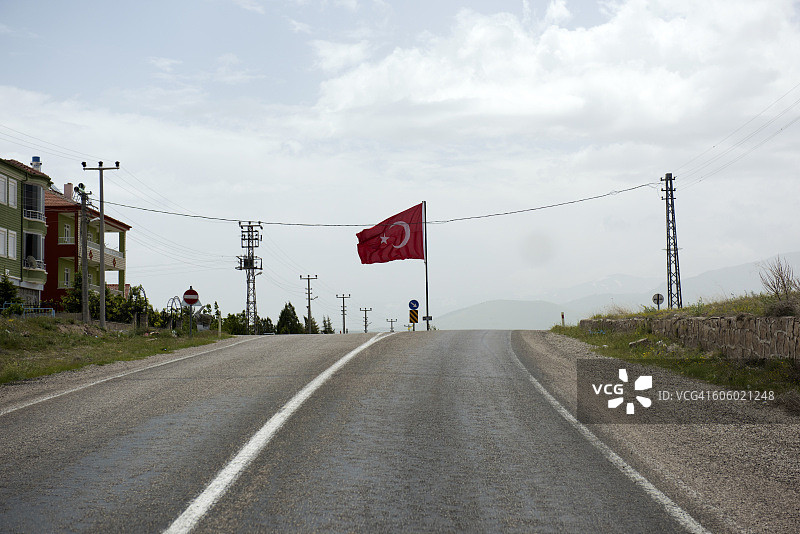 土耳其伊赫拉拉谷的道路和土耳其国旗图片素材