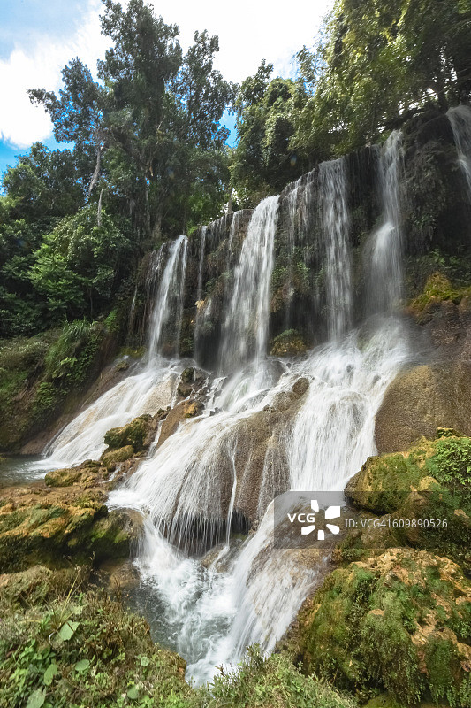 “El Nicho”瀑布位于古巴西恩富戈斯附近的Collantes自然公园图片素材