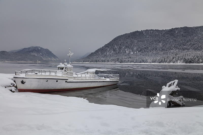冬季湖岸边的小船图片素材