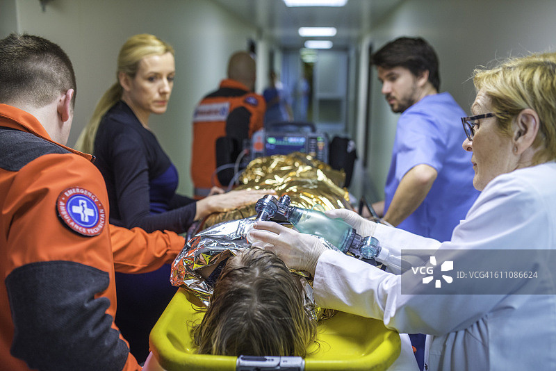 医务人员推着医院的轮床和一个体温过低的人图片素材