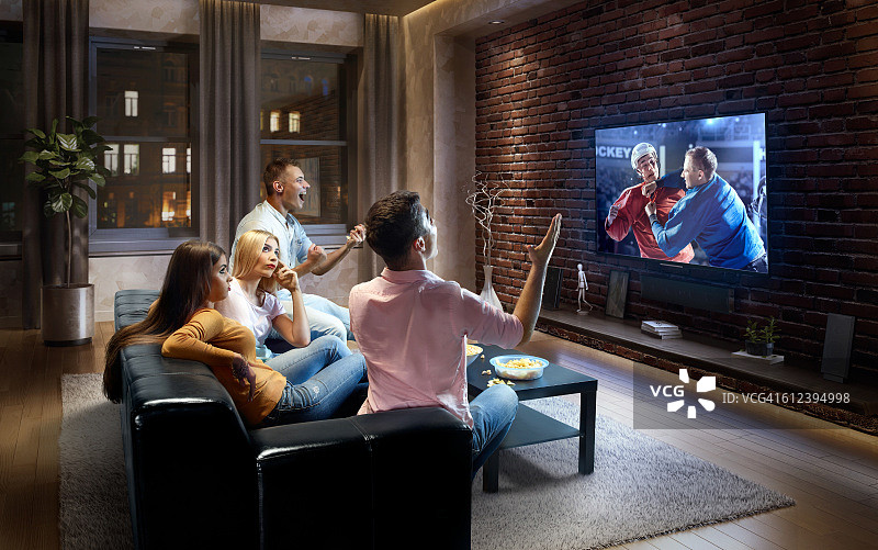 情侣们在电视上欢呼和观看冰球比赛图片素材
