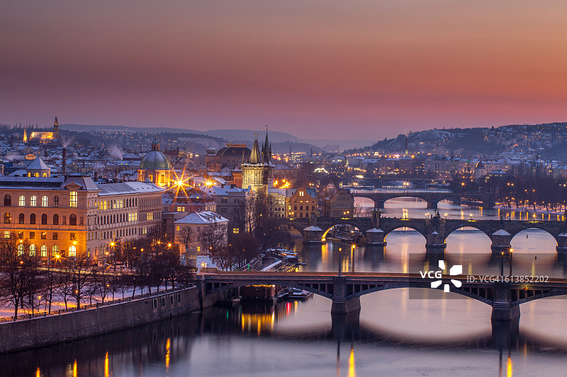 冬季的伏尔塔瓦河和古城，布拉格，捷克共和国图片素材