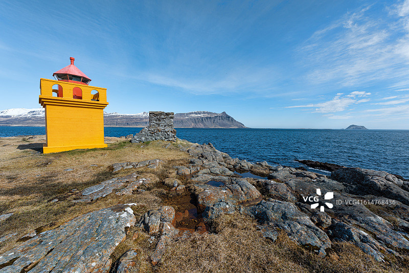5月在东峡湾的冰岛灯塔。图片素材