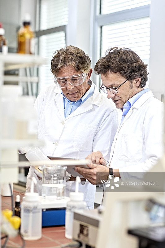 科学家在实验室中使用数字平板电脑图片素材