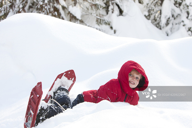 高加索男孩在山坡上穿雪鞋图片素材