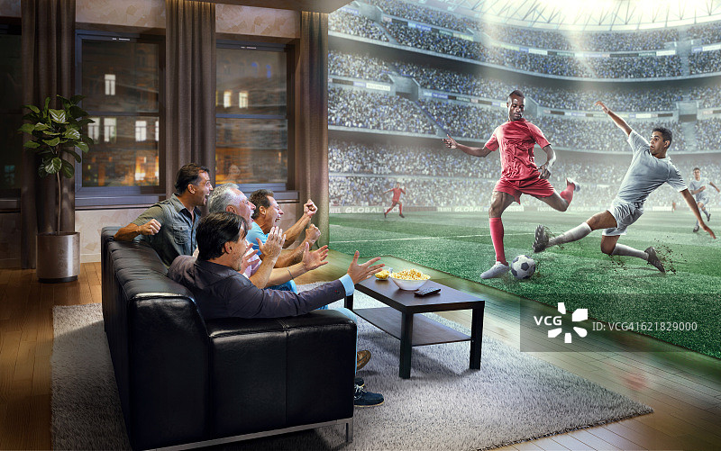 成年男子在电视上观看非常逼真的足球比赛图片素材