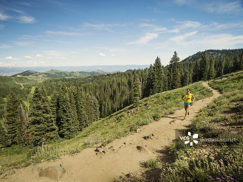 美国，犹他州，盐湖城，在山上奔跑的成熟女人图片素材