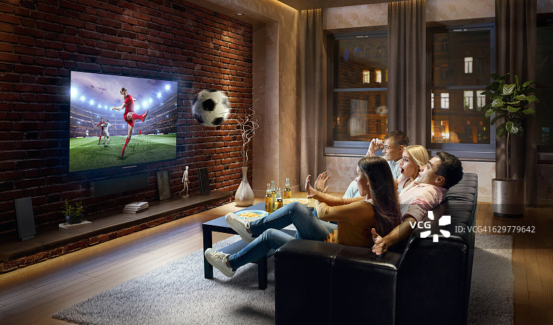 夫妻们在电视上观看非常逼真的足球比赛图片素材