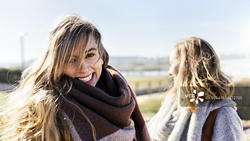 快乐的年轻女人和朋友在户外的肖像图片素材