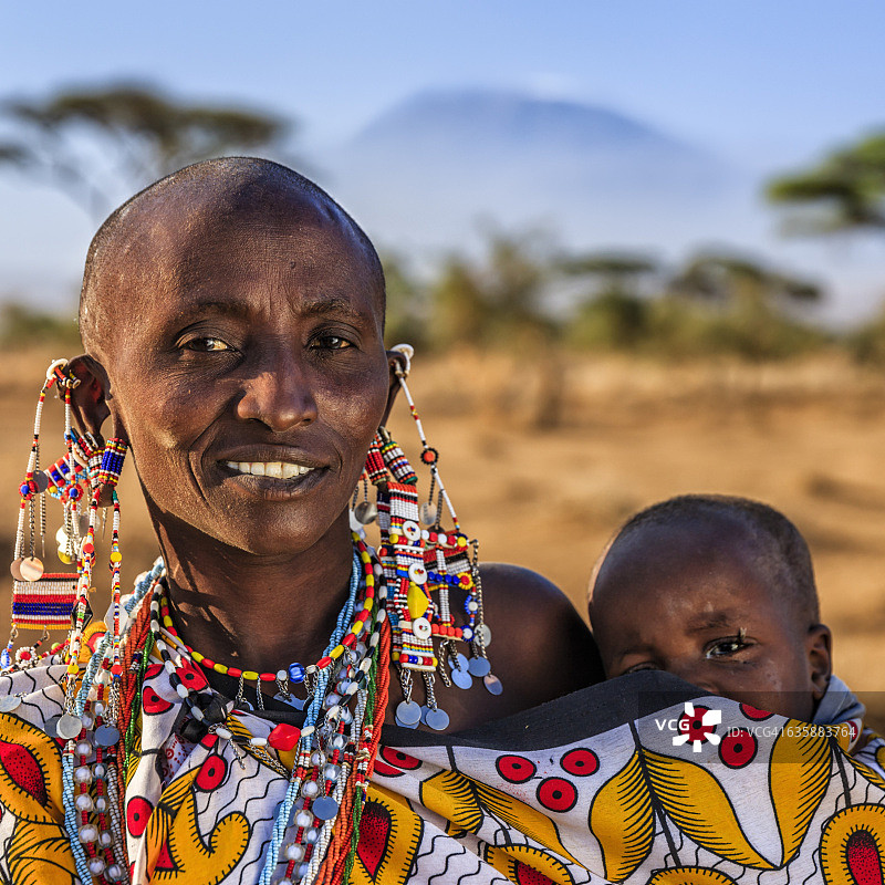 非洲妇女抱着她的孩子，肯尼亚，东非图片素材