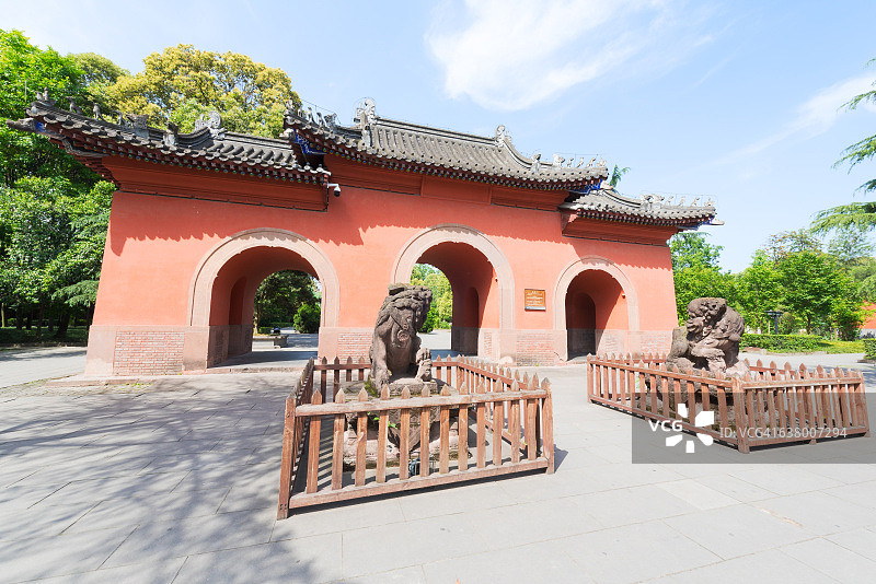 两个狮子石像在中国传统的大门-成都-中国图片素材