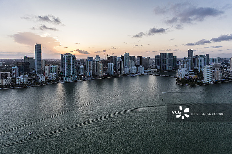 日落时分，空中俯瞰迈阿密市中心图片素材