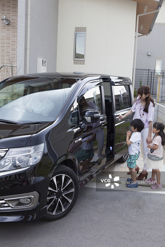 日本家庭要在车上坐图片素材