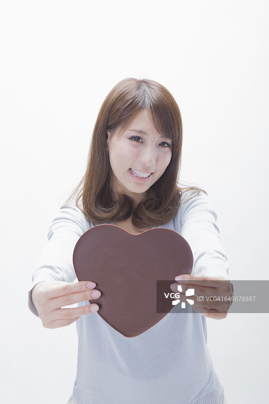 日本女性用心形巧克力图片素材