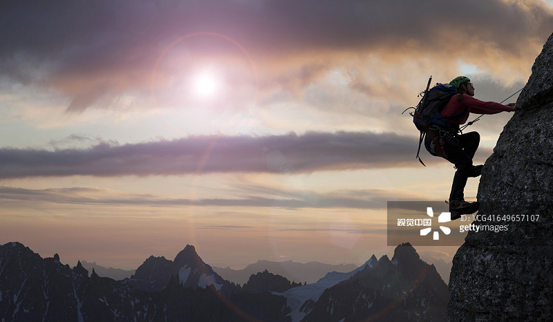 高加索登山者在偏远地区攀登高山图片素材