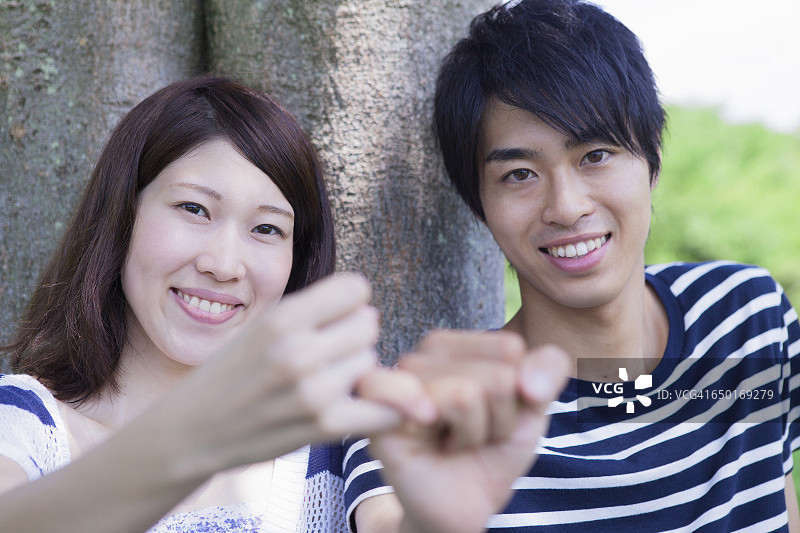 年轻的日本夫妇心情轻松图片素材